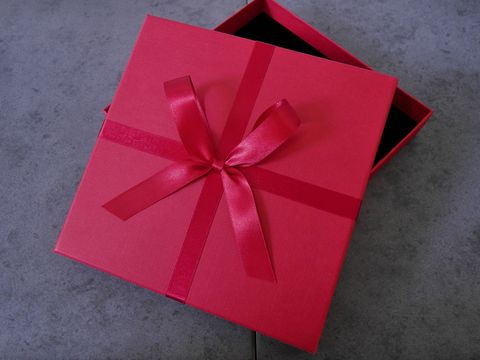 Geschenkschachtel mit Schleife - Viereckig rot - schwarz - 160 x 160 x 25 mm