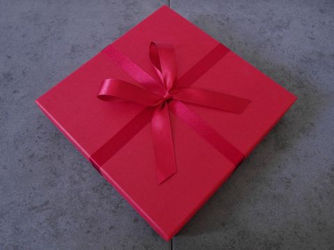 Geschenkschachtel mit Schleife - Viereckig rot - schwarz - 160 x 160 x 25 mm