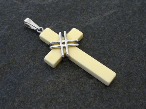 Silber Kreuz Anhnger mit hellbeigem Kunstharz 45 mm