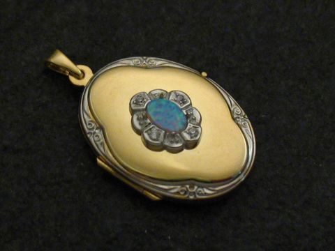 Opal syn. hellblau Medaillon Cabochon Gold 333 bicolor + Brillanten