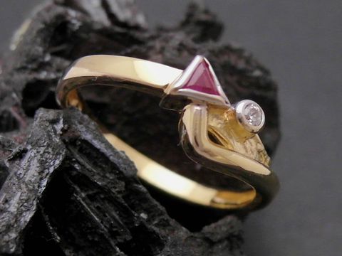 Gold Ring - symbolisch - Gold 333 bicolor - Rubin + Zirkonia - Goldring - Gr. 54