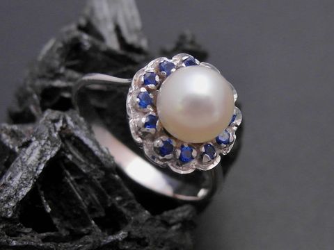 Weigold Perlen Ring - blumig Gr. 55 - 6,8 mm Zuchtperle + synth. Saphir