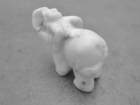 Elefant - plastisch - Achat - wei-grau stehend - Steinfigur - Glcksbringer
