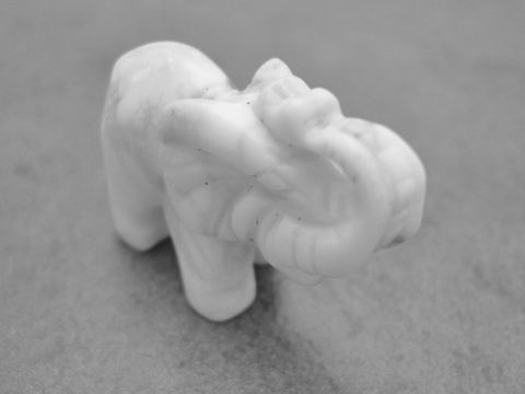 Elefant - plastisch - Achat - wei-grau stehend - Steinfigur - Glcksbringer