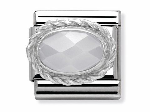 403050925-0 Nomination 330503 25 Classic ACHAT WEIß mit Kordelrand und Silvershine Steinen zeigt einen eleganten Schmuckanhänger in ovaler Form, der schimmernde Oberflächenreflexe bietet.