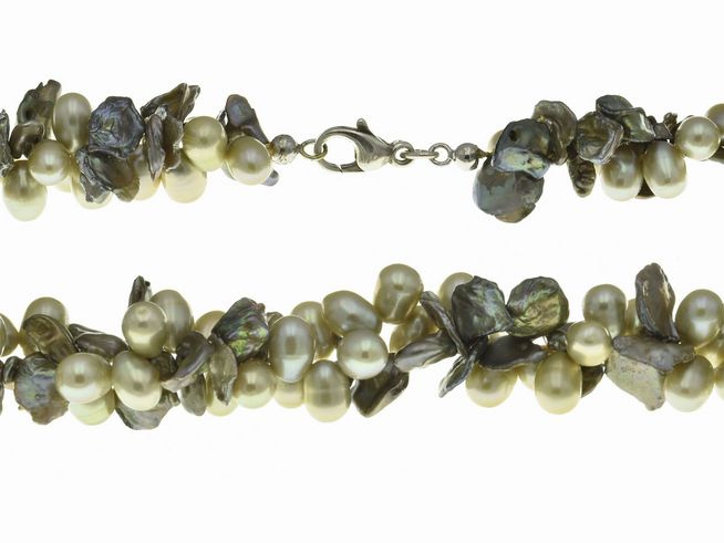 Perlenkette 46 cm mehrfarbig aus Süßwasser Zuchtperlen mit unterschiedlichen Farben und Formen, hergestellt von Juwelier Harnisch, ideal für elegante Anlässe.