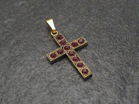 Roter Strass Anhänger im sexy City Look in Kreuzform, hergestellt von Juwelier Harnisch, durch seine funkelnden Strasssteine ein elegantes Schmuckstück.