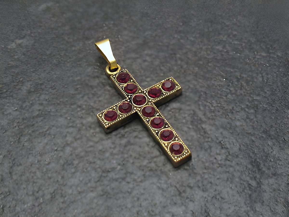 Roter Strass Anhänger im sexy City Look in Kreuzform, hergestellt von Juwelier Harnisch, durch seine funkelnden Strasssteine ein elegantes Schmuckstück.