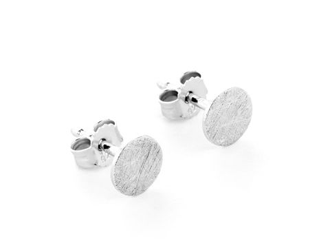 Rund Ohrstecker klassisch aus Silber, eismattiert und rhodiniert, ohne Stein, hergestellt von Juwelier Harnisch, zeitloses Design für jeden Anlass.