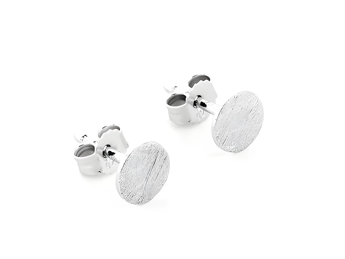 Rund Ohrstecker klassisch aus Silber, eismattiert und rhodiniert, ohne Stein, hergestellt von Juwelier Harnisch, zeitloses Design für jeden Anlass.