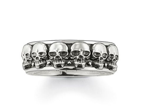 Thomas Sabo Ring TR1878-001-12-62 aus Silber in Größe 62, verziert mit einer Reihe von detailreich gestalteten Totenköpfen um den Ringverlauf.