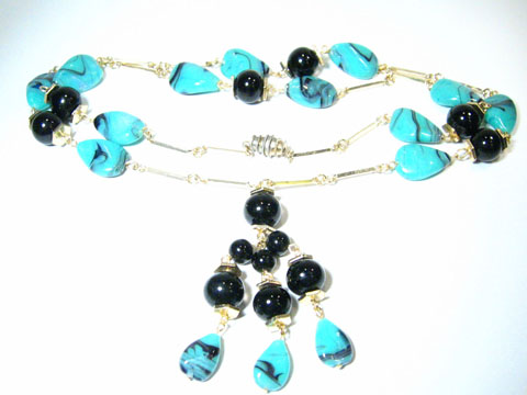 Schöne türkise und onyxfarbene Glas-Kette mit Anhänger, der wie echt aussieht, hergestellt von Juwelier Harnisch. Die Kette kombiniert elegante Steine und edle Gestaltung.