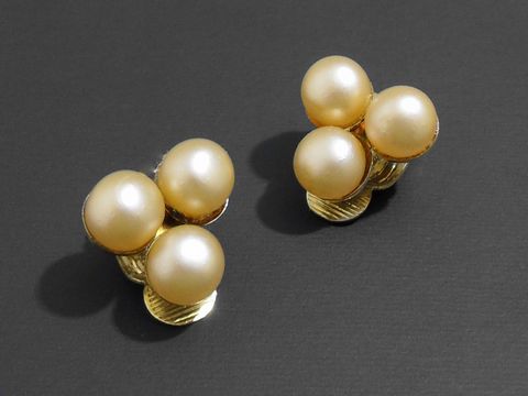Modeschmuck Ohrclip elegant in Champagner mit Zuchtperlenimitation von Juwelier Harnisch. Die Ohrclips zeigen eine klassische, stilvolle Form und werten jedes Outfit auf.