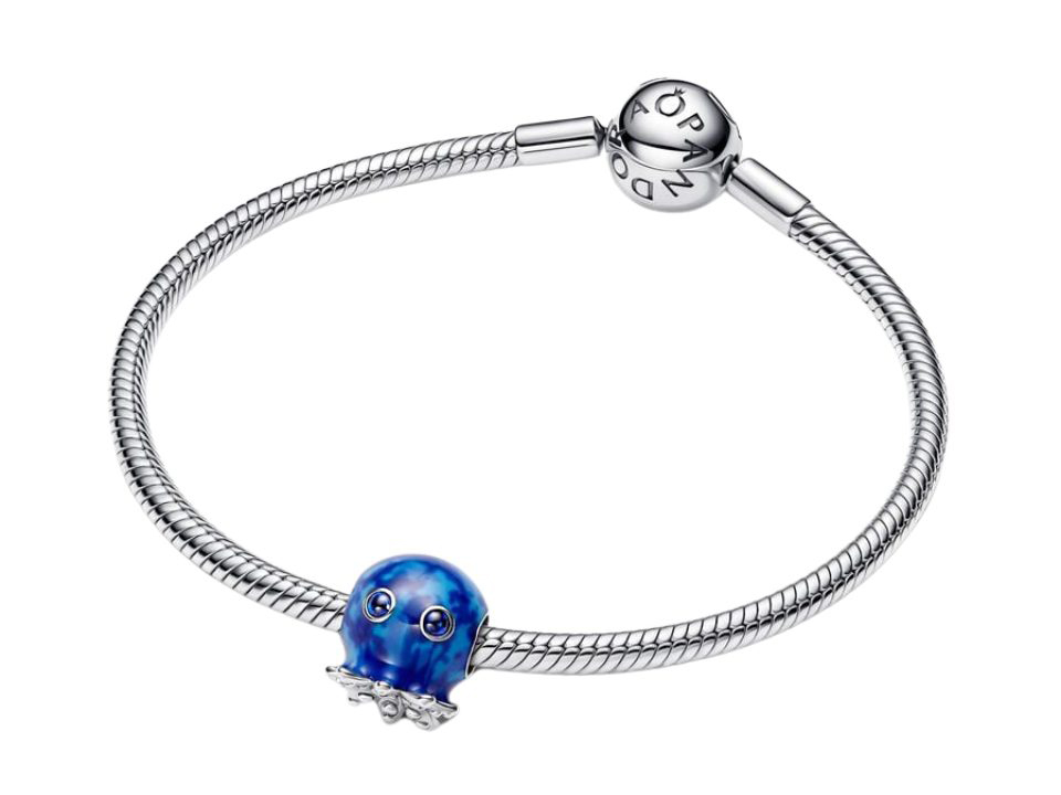 Pandora 793463C01 Charm in Form eines Oktopus aus Sterling Silber mit blauen Kristallen und Emaille im Vordergrund auf einem silbernen Armband, ideal für Sammler und Schmuckliebhaber.