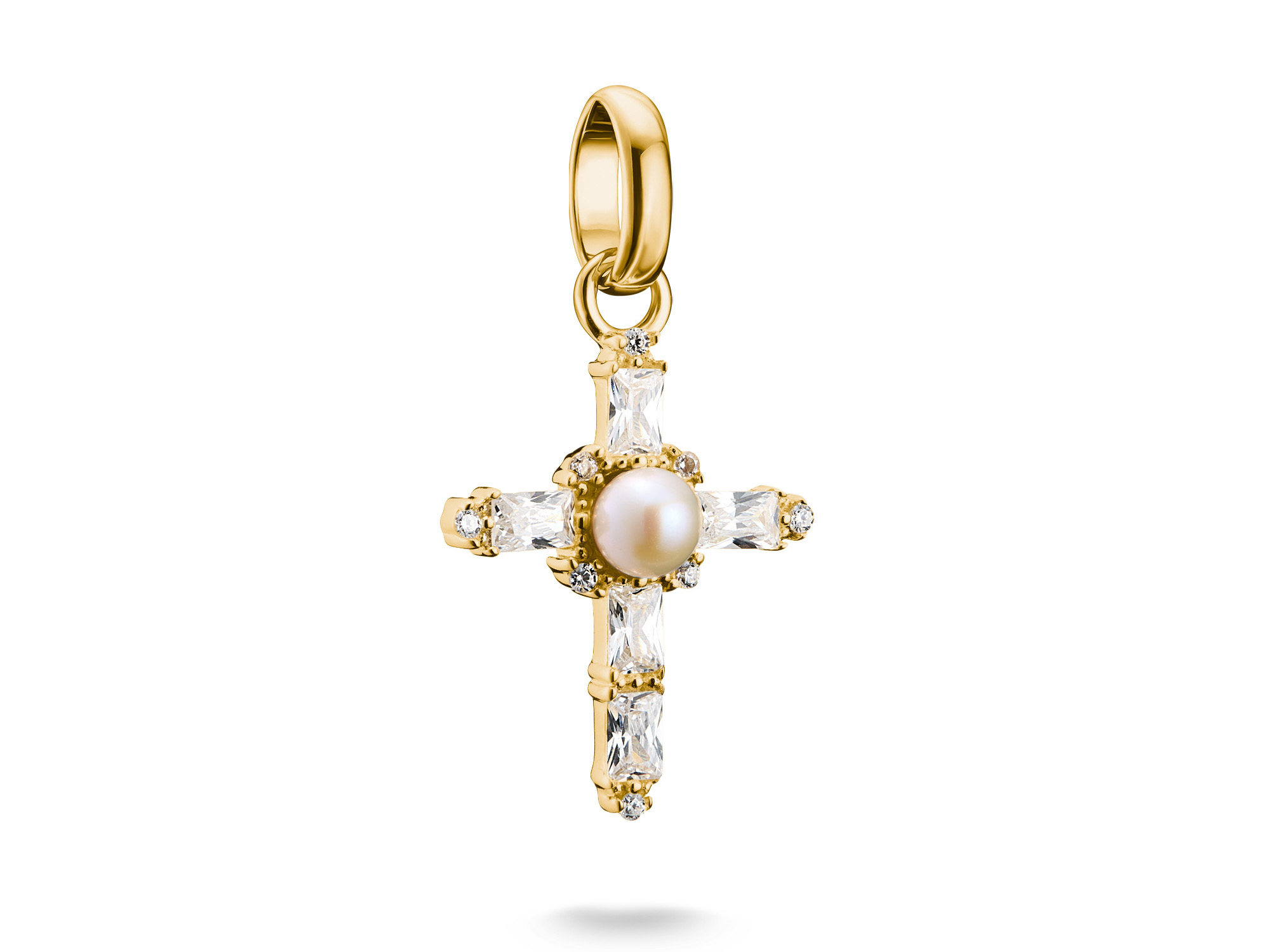 Schmuckstück von Thomas Sabo, ein Vintage Kreuz Charm aus Silber und Gelbgold Vergoldung, verziert mit einer Zuchtperle und Zirkonia, ideal für den Charm Club CONNECT.