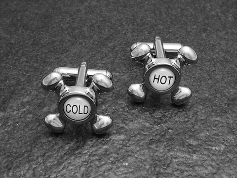 Silberfarbene Manschettenknöpfe mit den Aufschriften Cold und Hot, hergestellt von Juwelier Harnisch, eignen sich ideal für einen stilvollen Look.