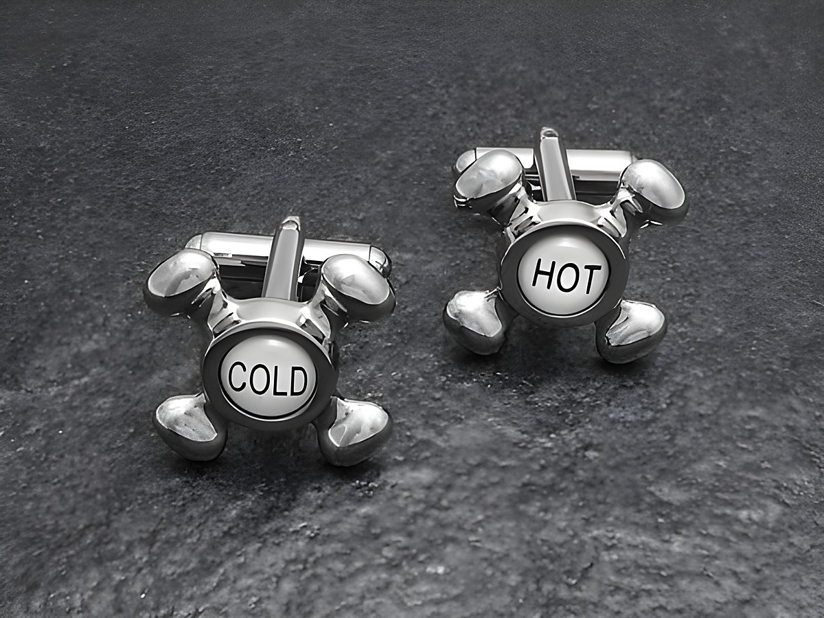 Silberfarbene Manschettenknöpfe mit den Aufschriften Cold und Hot, hergestellt von Juwelier Harnisch, eignen sich ideal für einen stilvollen Look.