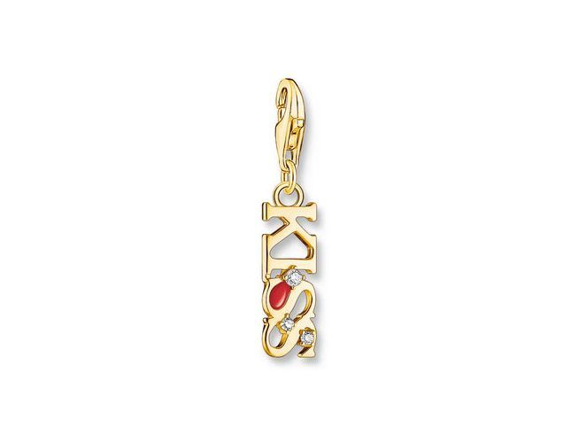 Charm-Anhänger von Thomas Sabo aus Silber vergoldet mit dem Schriftzug Kiss in gelbgold. Der Anhänger ist verziert mit rotem Emaille und Zirkonia. Ideal als modisches Accessoire.