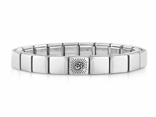 Nomination 239101 43 GLAM Armband aus Edelstahl mit Würfelform und einem auffälligen, stilisierten Motiv in der Mitte, elegant und modisch, ideal für den täglichen Gebrauch.