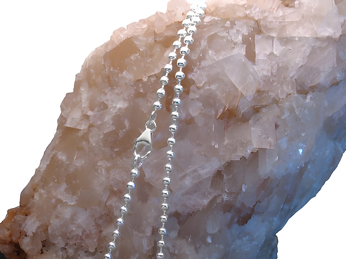 Kugelkette 50 cm 925 Sterling Silber 3 mm auf einem natürlichen mineralischen Hintergrund präsentiert, ideal für stilvolle Akzente und zeitlose Eleganz, Hersteller Juwelier Harnisch. – Ansicht 2