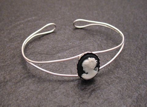 Gemme Cabochon Sterling Silber Armreifen mit einem Durchmesser von 17 cm, Hersteller Juwelier Harnisch, elegantes Design mit einem schönen Relief in der Mitte.