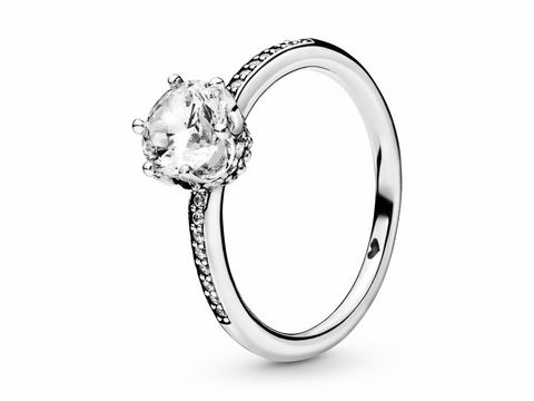 Ein eleganter Pandora Ring aus Sterling Silber mit Zirkonia, Größe 58, in schlichtem Design und einem auffälligen, klaren Stein in der Mitte sowie feinen Details an den Seiten.