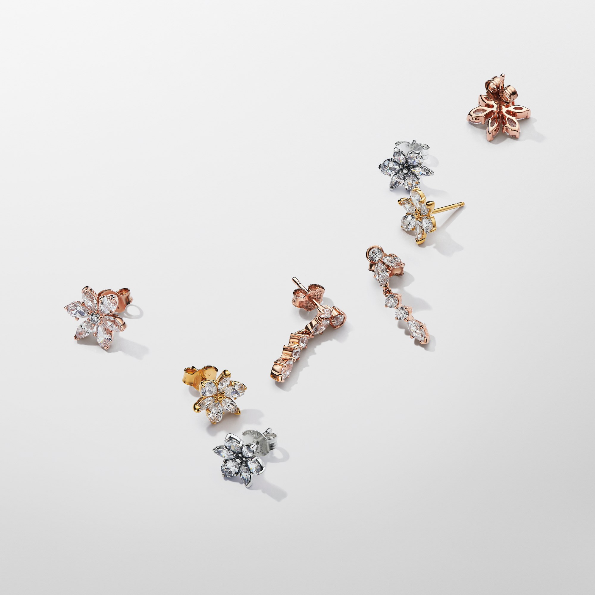 Pandora Funkelnde Herbarium Cluster Ohrringe - Gelbgold Vergoldung - Zirkonia – Ansicht 2