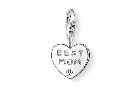 Silberner Herz-Anhänger von Thomas Sabo mit der Gravur BEST MOM und einer kleinen Blumenverzierung, ideal als Geschenk für Mütter. Modellnummer 0821-001-12.