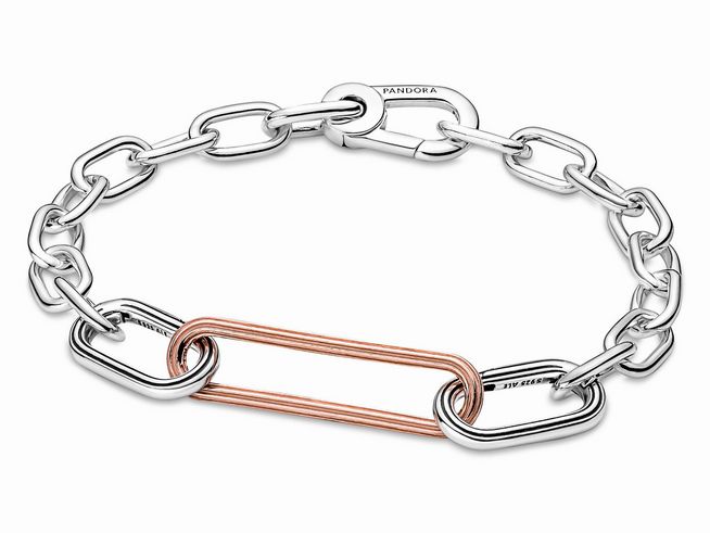 Stylischer Pandora ME Styling Link aus Silber und roségold vergoldetem Element, besticht durch moderne Form und elegantes Design, ideal für individuelle Armbänder und Ketten.