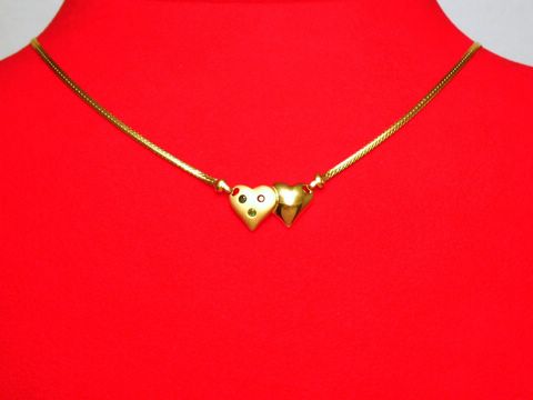 Collier 585 mit zwei Herzen aus Gold, verziert mit Saphir, Rubin und Smaragd. Der Mittelteil hebt sich elegant hervor, an einer 46 cm langen Kette, Hersteller Juwelier Harnisch.