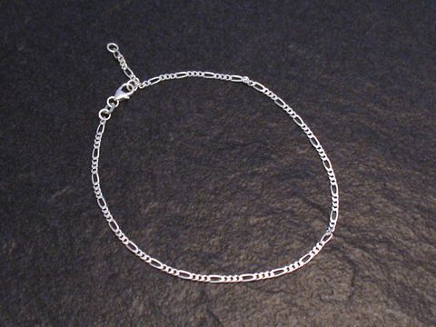 Elegantes Fußkettchen aus Sterling Silber im Figaro-Design, mit einer Länge von 23 bis 25 cm, hergestellt von Juwelier Harnisch, klassisch und zeitlos.