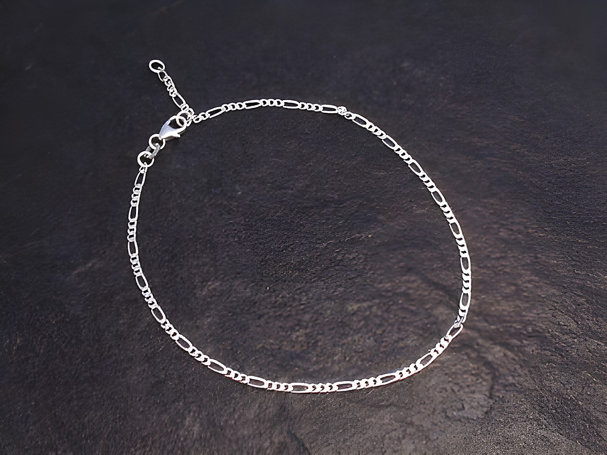 Elegantes Fußkettchen aus Sterling Silber im Figaro-Design, mit einer Länge von 23 bis 25 cm, hergestellt von Juwelier Harnisch, klassisch und zeitlos.