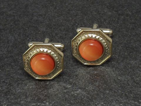 Goldfarbene Manschettenknöpfe mit orangefarbenem Design, Durchmesser 18,2 mm, von Juwelier Harnisch, elegant und stilvoll, perfekt für besondere Anlässe.