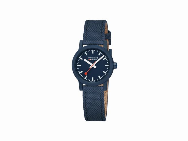 Die Mondaine Essence Armbanduhr MS1.32140.LD mit einem Durchmesser von 32 mm hat ein schwarzes Zifferblatt, eine schlichte schwarze Lünette und ein sportliches, gewebtes Armband in Schwarz.
