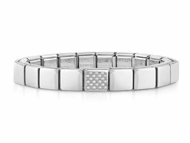 Das Bild zeigt ein elegantes Nomination 239101 35 GLAM Armband aus Edelstahl mit einem Kohlenstoff- und Schwarzelement, das modern und stilvoll aussieht.