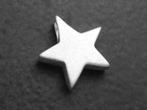 Sterling Silber Anhänger in Form eines Sterns, mattiert und rhodiniert, von Juwelier Harnisch, eignet sich als eleganter Schmuck für Sonne, Mond und Sterne Themen.