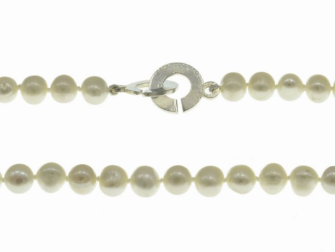Perlenkette aus Süßwasser-Zuchtperlen in Weiß mit einer Größe von 7-8,5 mm und einer Länge von 45 cm, mit einfachem Silberverschluss, Hersteller Juwelier Harnisch, klassisch elegantes Design.