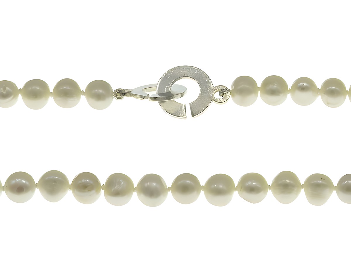 Perlenkette aus Süßwasser-Zuchtperlen in Weiß mit einer Größe von 7-8,5 mm und einer Länge von 45 cm, mit einfachem Silberverschluss, Hersteller Juwelier Harnisch, klassisch elegantes Design.