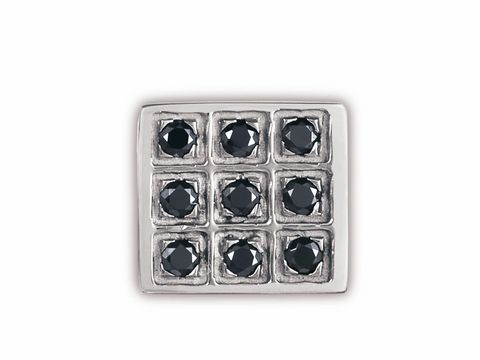 NOMINATION Classic Royal Zirkonia Pave 140957 17 aus Silber zeigt ein elegantes quadratisches Design mit neun funkelnden Zirkonia-Steinen in einer ansprechenden Anordnung.