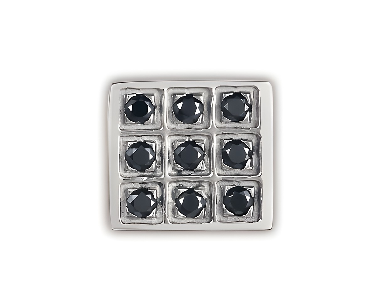 NOMINATION Classic Royal Zirkonia Pave 140957 17 aus Silber zeigt ein elegantes quadratisches Design mit neun funkelnden Zirkonia-Steinen in einer ansprechenden Anordnung.