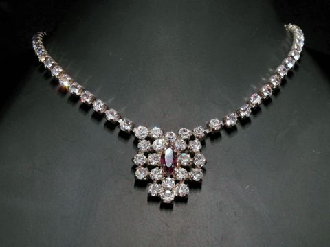Edelsteine in weiß und lila setzen Akzente auf dieser Strasskette von Juwelier Harnisch. Die silberfarbene Fassung hat eine Länge von 39 bis 42,5 cm und besticht durch eleganten Strassschmuck.