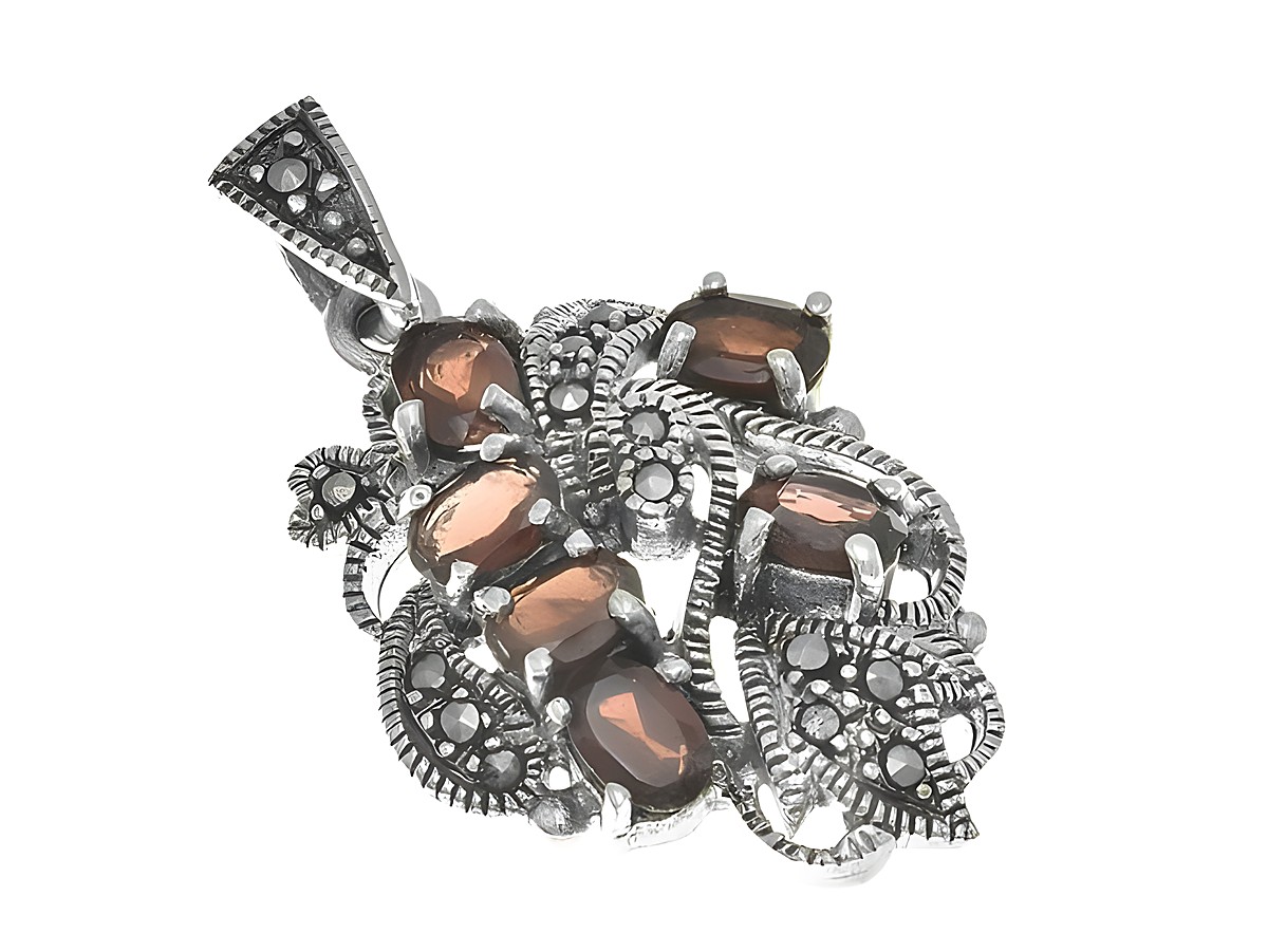 Schöner Anhänger aus geschwärztem Sterling Silber mit Granat und Markasit, teilmattiert und in eleganter, verschlungener Form, gefertigt von Juwelier Harnisch.