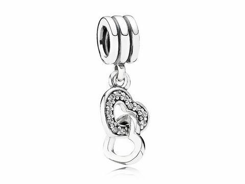 Pandora Herz Silber mit Zirkonia Anhänger in romantischem Design aus Silber, verziert mit funkelnden Zirkonia. Ideales Schmuckstück für besondere Momente.