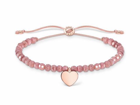 Armband von Thomas Sabo Charming Collection in Roségold und Silber mit herzförmigem Anhänger, verbunden durch rosa Nylon und Beads, größenverstellbar von 13 bis 20 cm.