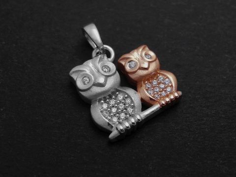 Anhänger in Form von zwei Eulen aus rhodiniertem Sterling Silber und silber-rosé mit Zirkonia, hergestellt von Juwelier Harnisch, ideal für Kinder.