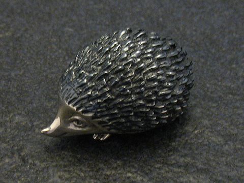 60413-0 Igel aus Silber stehend, plastisch gestaltet mit detaillierten Stacheln und einem süßen Gesicht, Hersteller Juwelier Harnisch, Größe 39 mm.