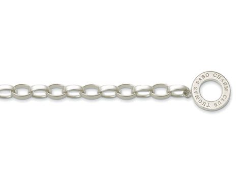 Das Bild zeigt ein Thomas Sabo X0032-001-12-S Charms Carrier Armband aus Silber mit einer Länge von 17 cm. Das Armband hat eine elegante Kettenstruktur und trägt das Logo des Herstellers.