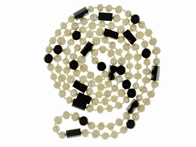 Perlenkette lang aus Süßwasser-Zuchtperlen und Onyx in Weiß und Schwarz, mit einer Länge von 142 cm, gefertigt vom Juwelier Harnisch, extra lang und elegant.