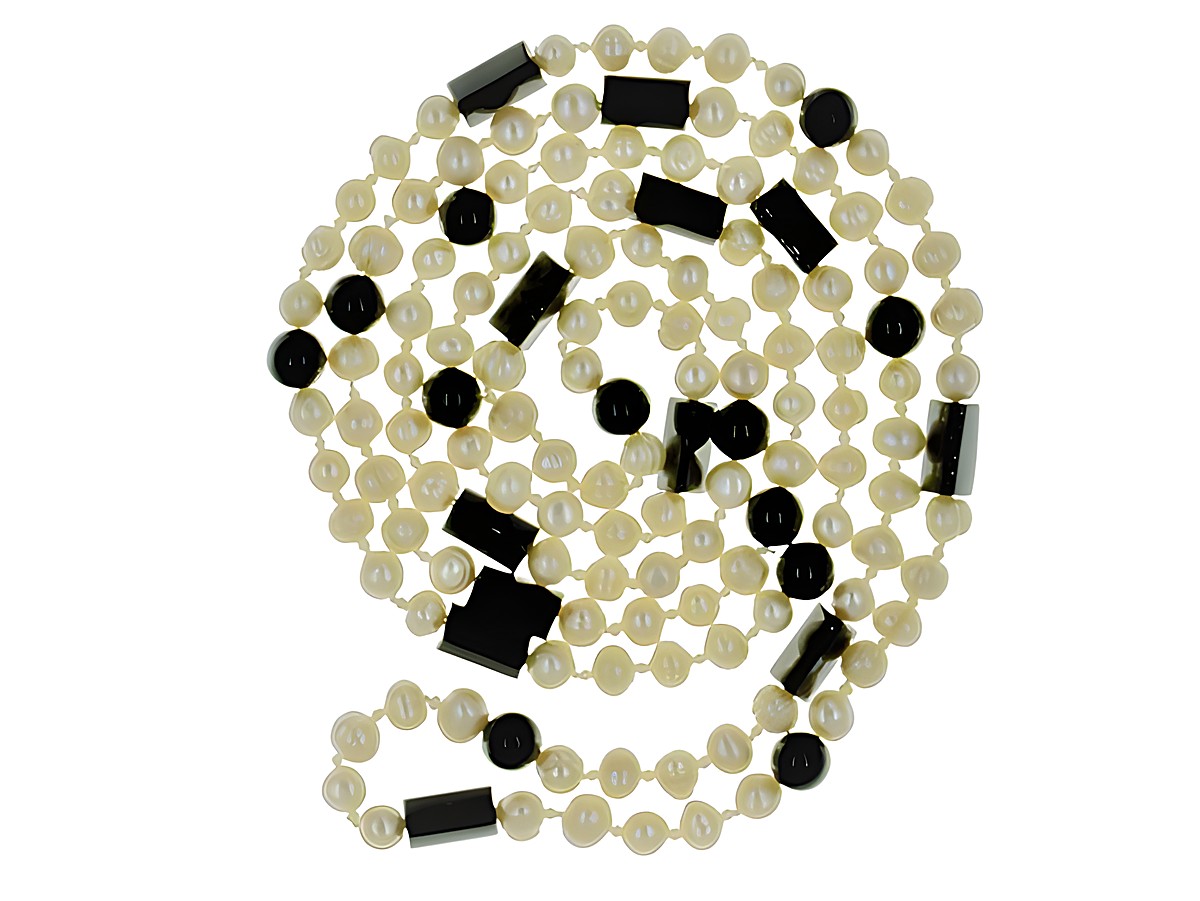 Perlenkette lang aus Süßwasser-Zuchtperlen und Onyx in Weiß und Schwarz, mit einer Länge von 142 cm, gefertigt vom Juwelier Harnisch, extra lang und elegant. – Ansicht 3