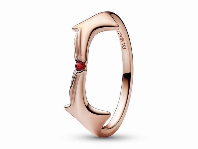 Der Ring von Pandora zeigt ein modernes Design in Roségold mit einem roten Kristall in der Mitte. Er ist elegant und bietet eine einzigartige Form, ideal für Schmuckliebhaber. Größe 58.